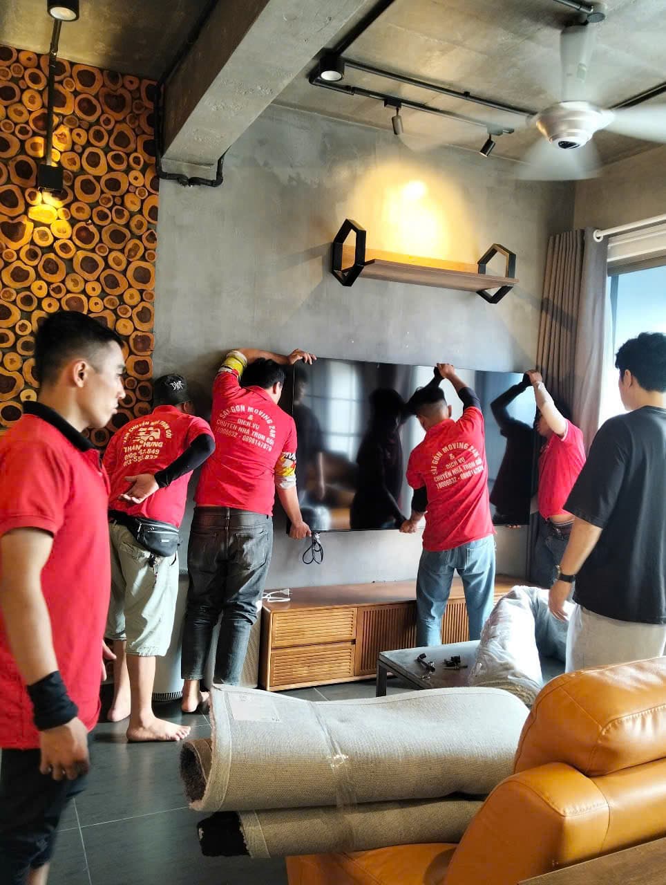 Đôi vợ chồng đóng gói đồ đạc khi chuyển nhà