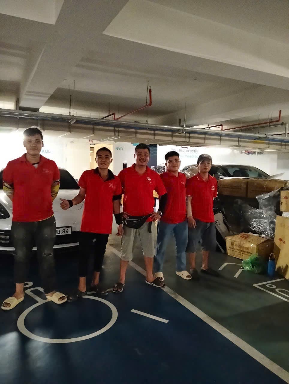 Xe tải chuyển nhà đỗ trước chung cư